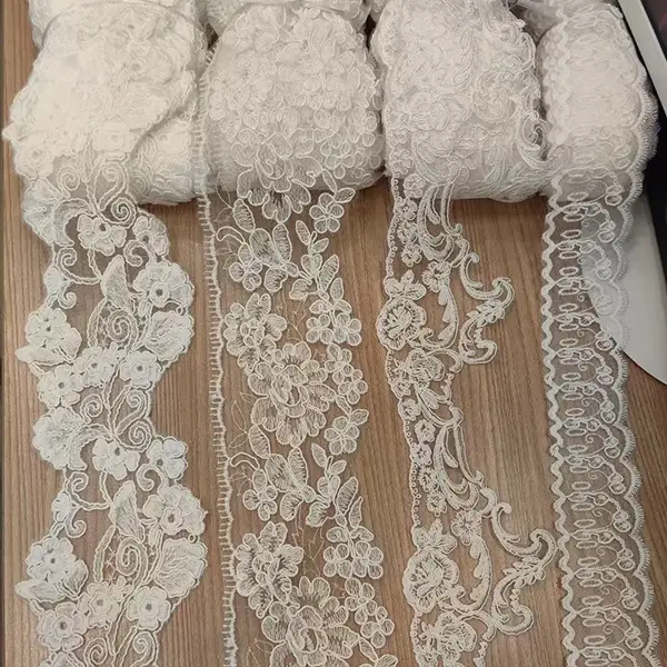Fashionable and Exquisite Mesh Polyester Embroidered Lace for Women's Clothing
